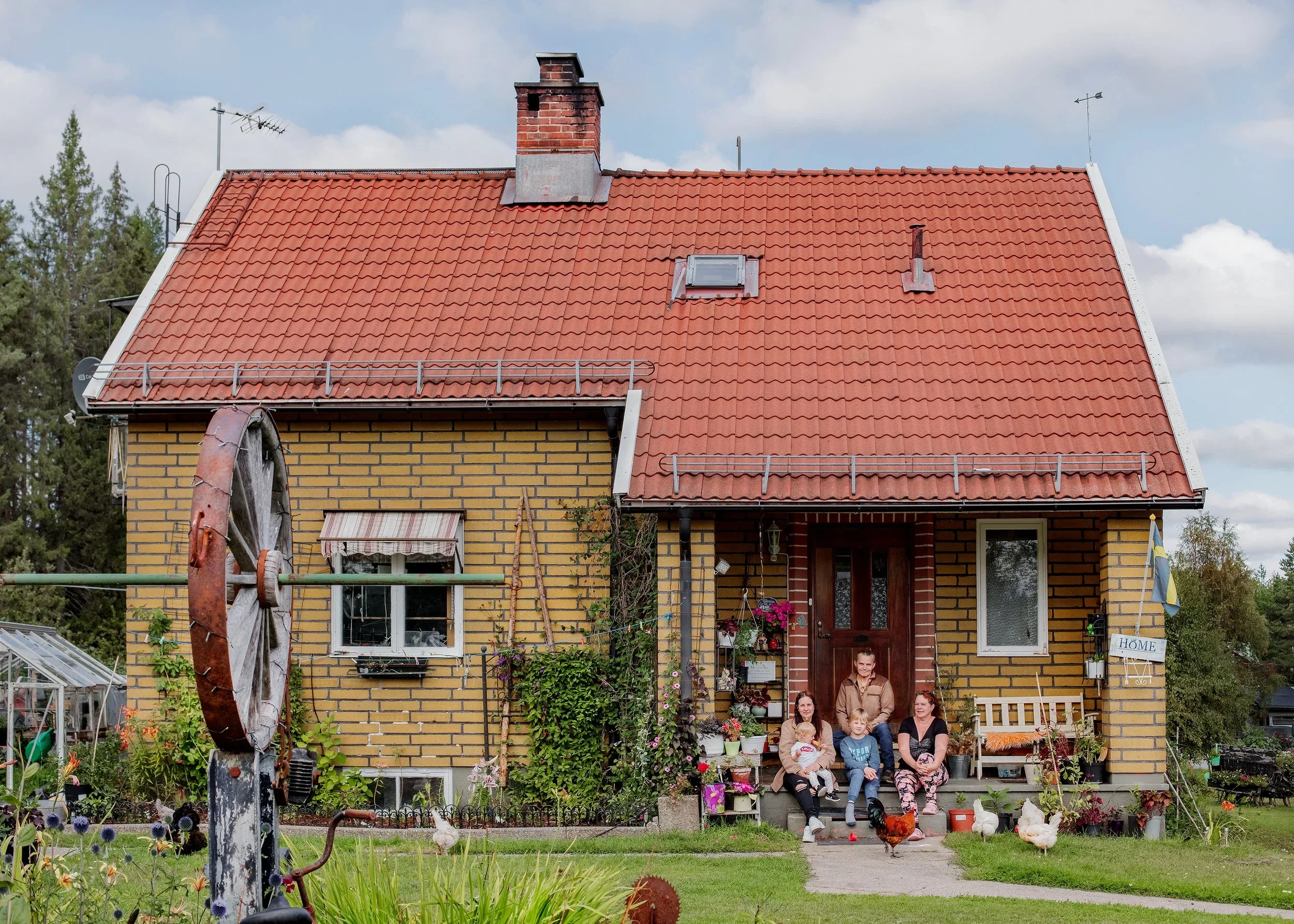 Mattias Olofsson (Sweden, born 1973), Everywhere but nowhere #2 , (detail), 2021, color photographs and site-specific installation, dimensions variable. Courtesy of the artist. © Mattias Olofsson