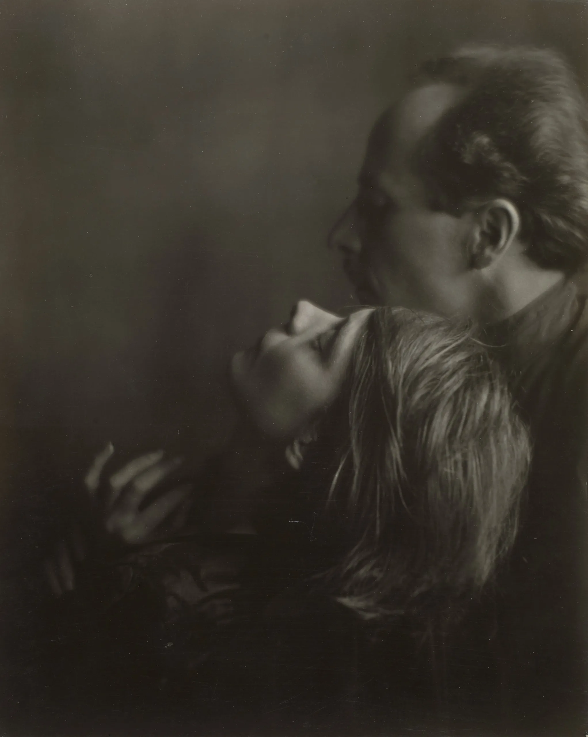 Imogen Cunningham (United States, 1883– 1976), Edward Weston and Margrethe Mather, 1922, gelatin silver print, 9 1/4 x 7 3/8 inches. Portland Museum of Art, Maine, Promised Gift from the Judy Glickman Lauder Collection, 5.2021. Image courtesy Luc Demers. © 2022 Imogen Cunningham Trust