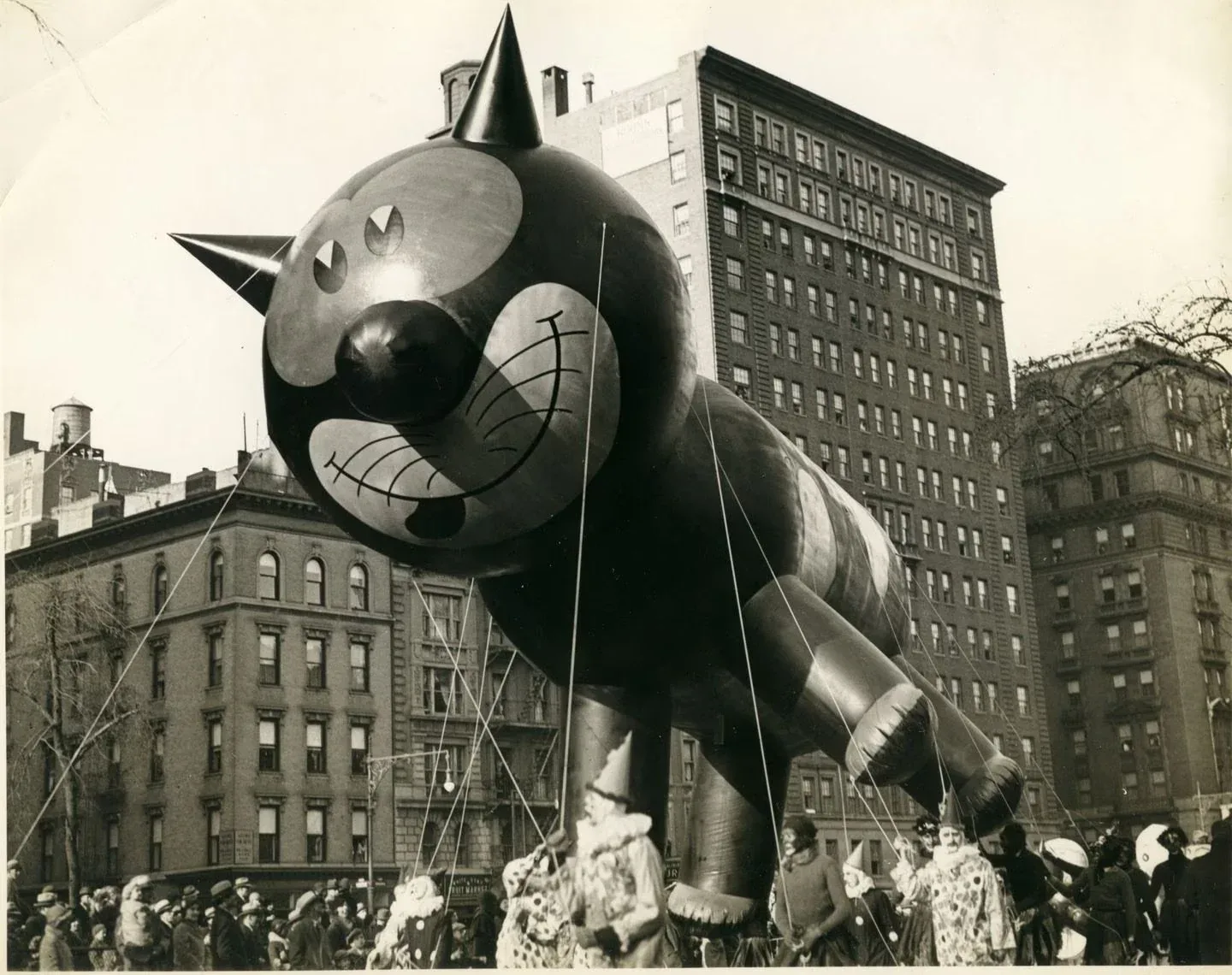 Tony Sarg’s Felix the Cat Balloon, 1932. (Photograph By Tony Sarg Photographic Collection, Collection of the Nantucket Historical Association) TONY SARG PHOTOGRAPHIC COLLECTION, COLLECTION OF THE NANTUCKET HISTORICAL ASSOCIATION